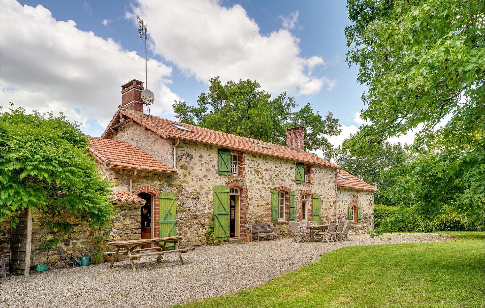 Gorgeous Home In Nieul Le Dolent Exteriör bild